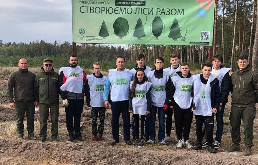 Студенти ЧДТУ разом черкаськими лісівниками висадили дерева у Дахнівському лісництві