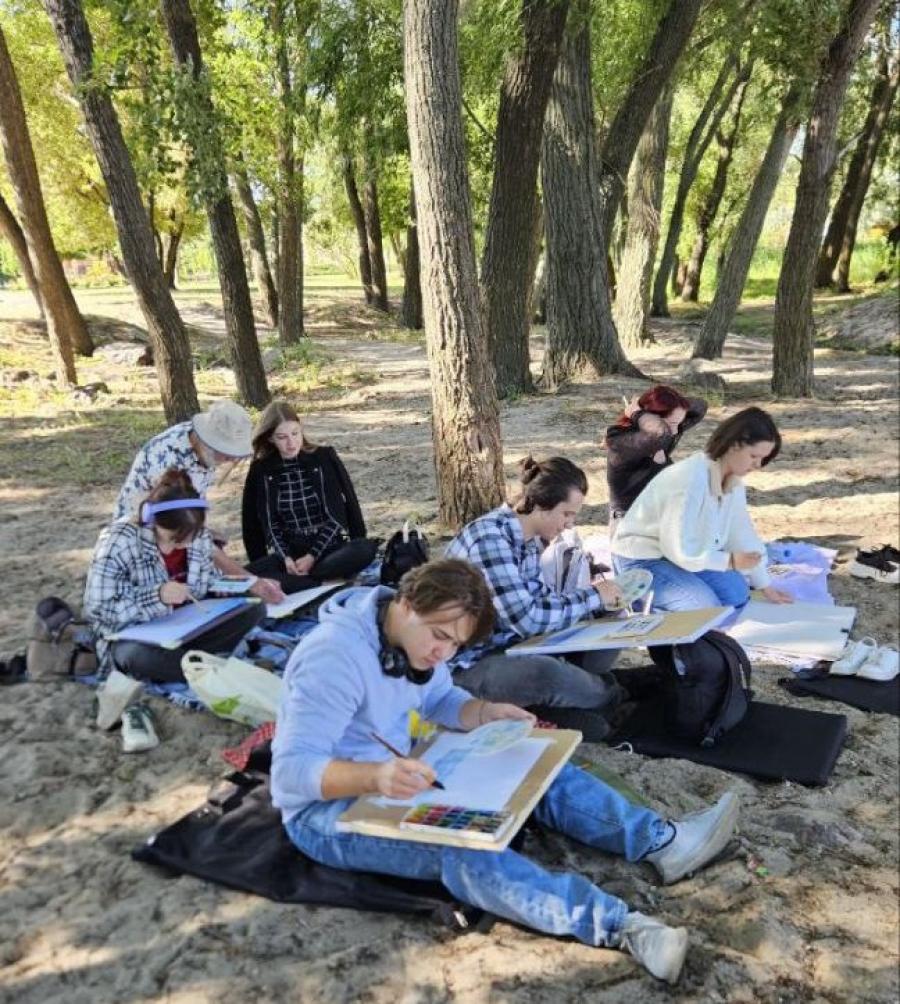 Першокурсники освітньої програми &laquo;Графічний дизайн&raquo; ЧДТУ проходять &laquo;пленерну практику&raquo; у черкаських парках і скверах