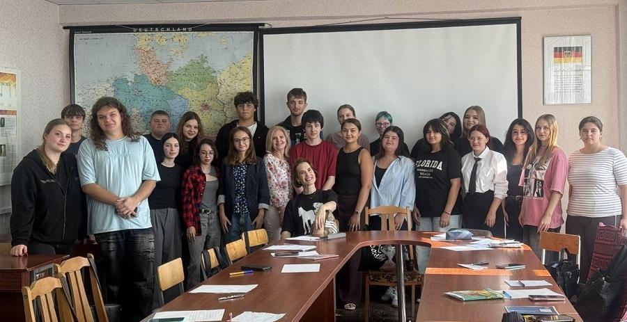 Простір для натхнення та творчості: у ЧДТУ бельгійська поетка Джессі Джеймс ЛаФлер провела практичні інтенсиви з художнього перекладу