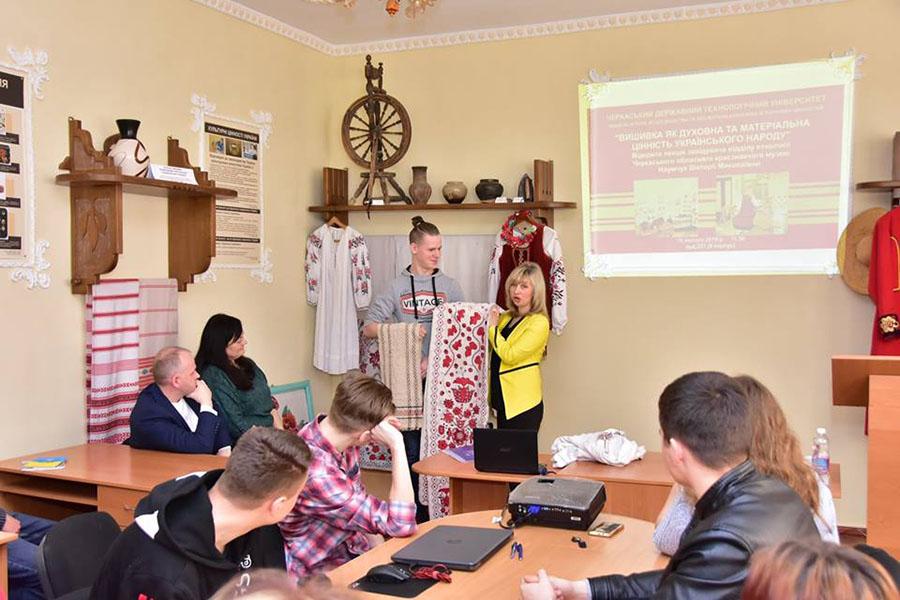 У ЧДТУ студенти-музеєзнавці вчилися «читати» та проводити експертизу українських рушників