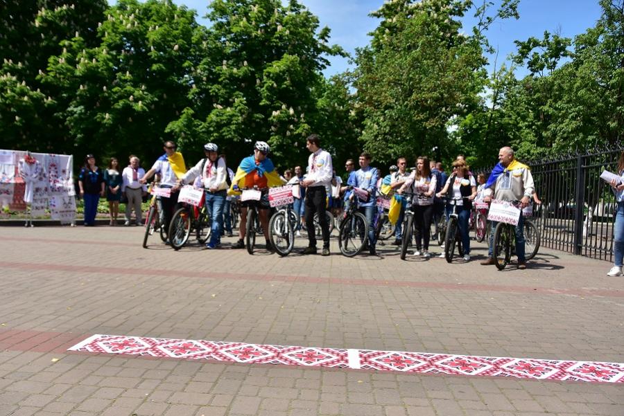 ЧДТУ влаштував Вишиванковий велопробіг до  всесвітнього Дня вишиванки