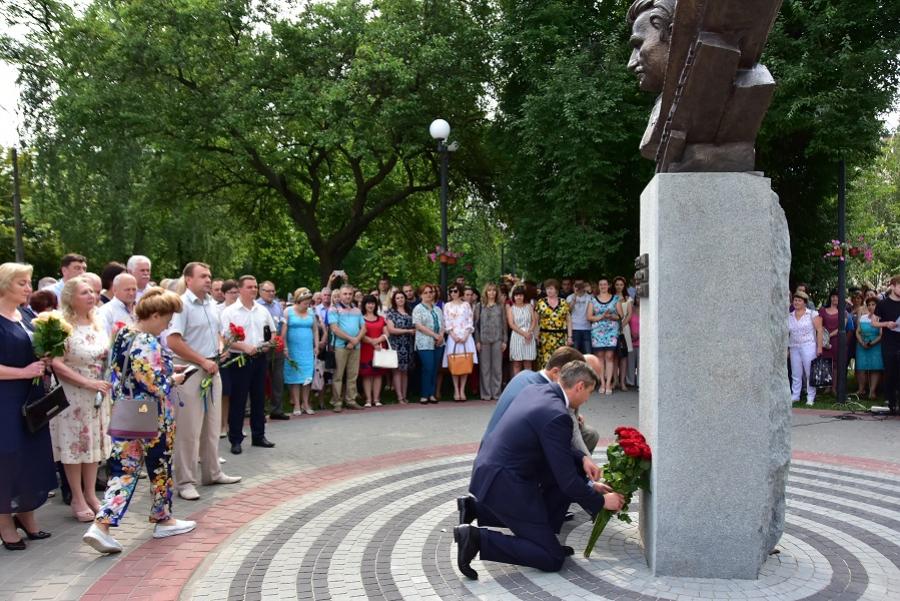 Біля ЧДТУ відкрили пам’ятний знак «батьку Конституції України» Михайлу Сироті
