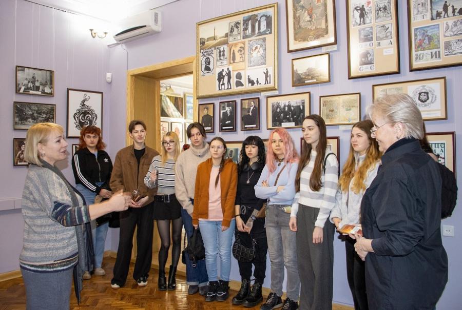 До 140-річчя Георгія Нарбута: майбутні дизайнери ЧДТУ долучилися до мистецької події в художньому музеї