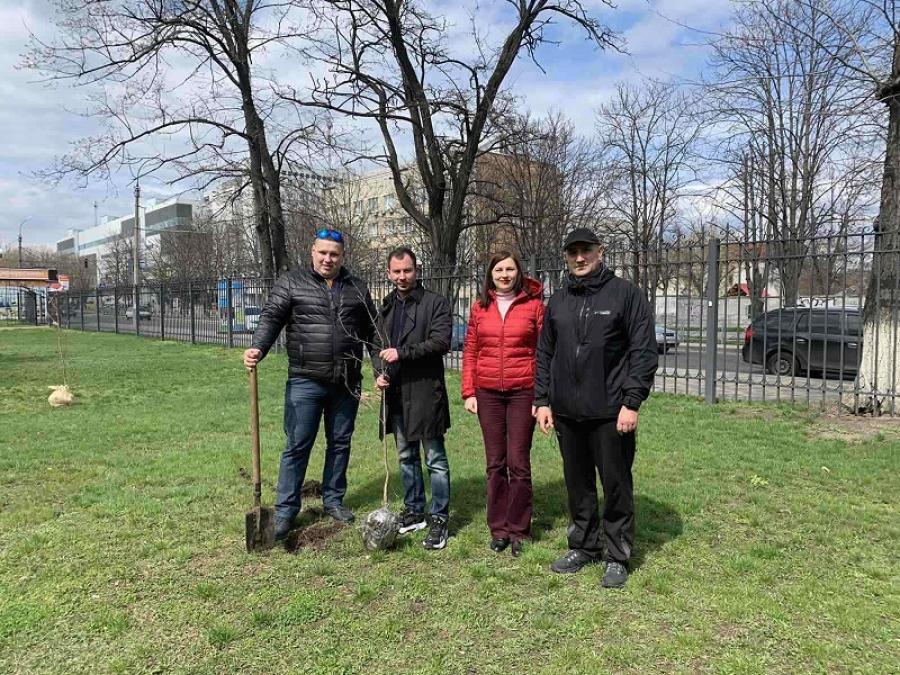У ЧДТУ заклали дубову алею професора Миколи Бушина