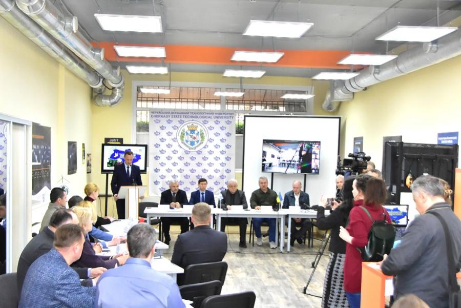 У ЧДТУ вперше пройшов міжрегіональний науковий телеміст «Вчені України єдині. Разом ми сильніші» (відео)