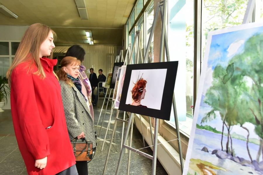 У ЧДТУ до Дня художника відкрили виставку робіт студентів кафедри дизайну