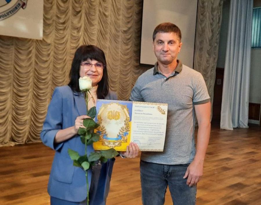 У ЧДТУ заступник голови Черкаської районної ради Олександр Гончаренко вручив Почесні грамоти з нагоди Дня Конституції України