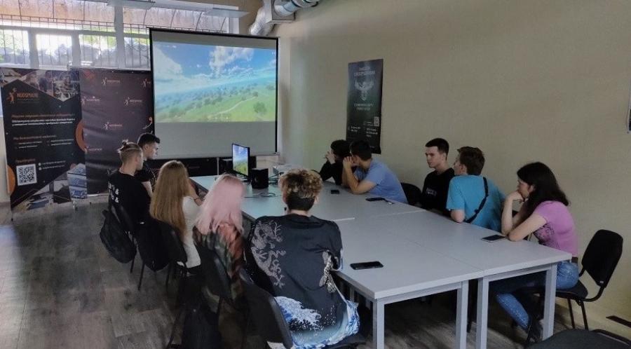 Учасники спільного міжнародного проєкту ЧДТУ та Університету Східного Лондона навчаються керувати FPV квадрокоптерами на симуляторі