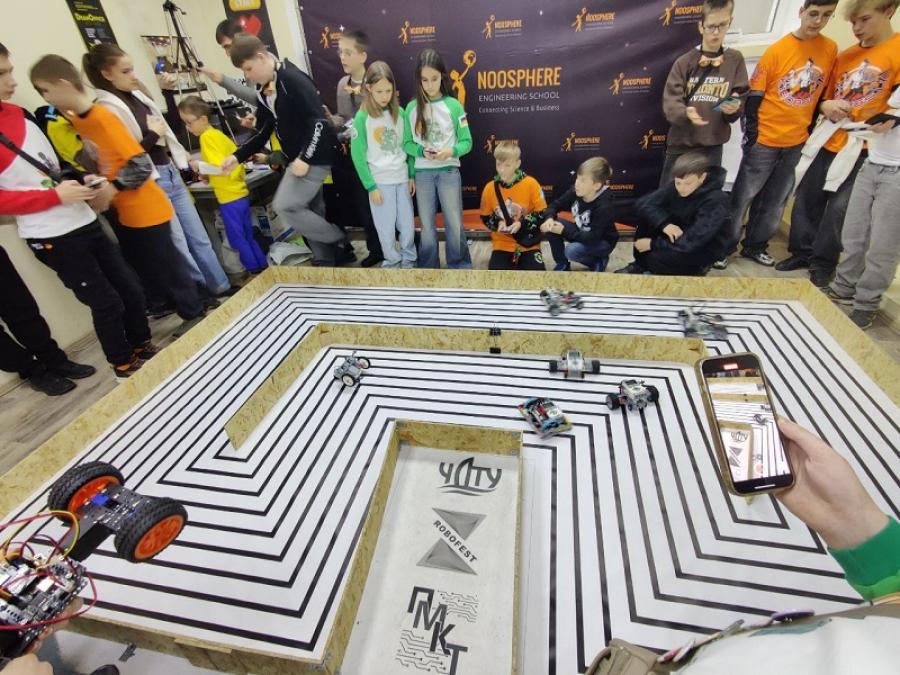 &laquo;Робофест ЧДТУ &ndash; 2025&raquo;: на базі Noosphere Engineering School відбувся шостий фестиваль робототехніки
