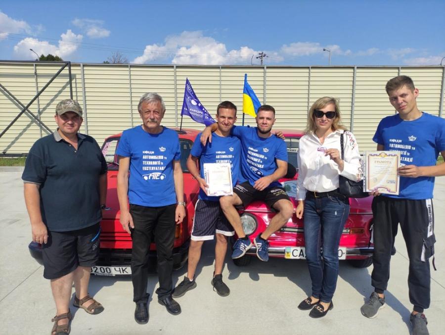 Автомобілісти ЧДТУ здобули низку перемог у всеукраїнських перегонах на ретроавтомобілях (відео)