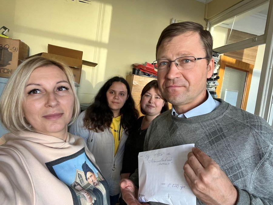 На благодійному осінньому ярмарку факультету гуманітарних технологій ЧДТУ зібрали понад шість тисяч гривень для потреб ЗСУ