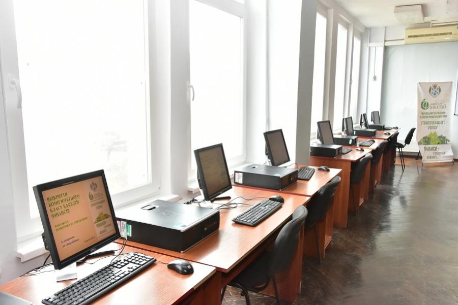 У ЧДТУ за сприяння УкрСиббанку на кафедрі фінансів відкрили новий комп’ютерний клас