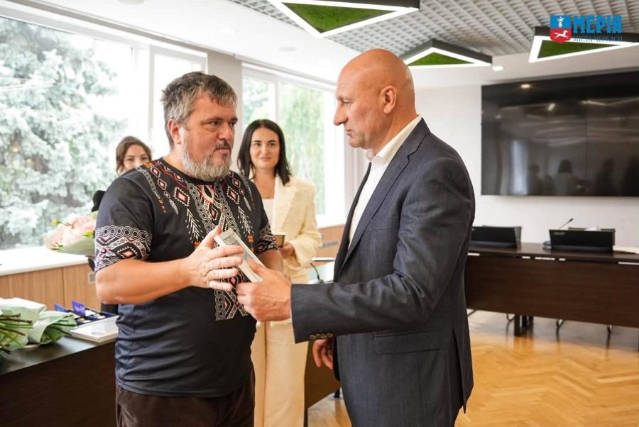 Професор ЧДТУ Максим Бондаренко отримав нагороду за  підготовку переможців III етапу Всеукраїнського конкурсу-захисту науково-дослідницьких робіт учнів-членів МАН України