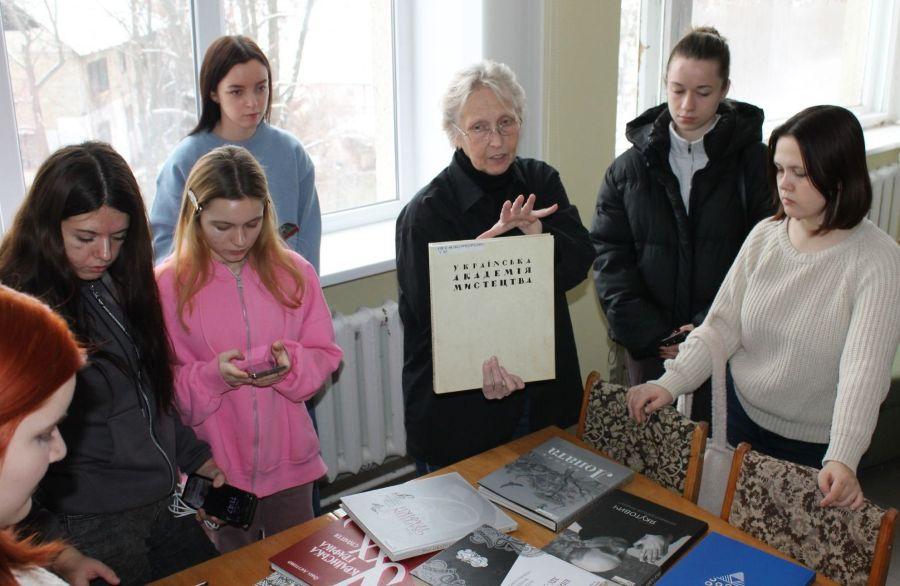 Графічні дизайнери ЧДТУ вивчають пам&rsquo;ятки дизайнерського мистецтва на базі Черкаської обласної універсальної наукової бібліотеки імені Тараса Шевченка