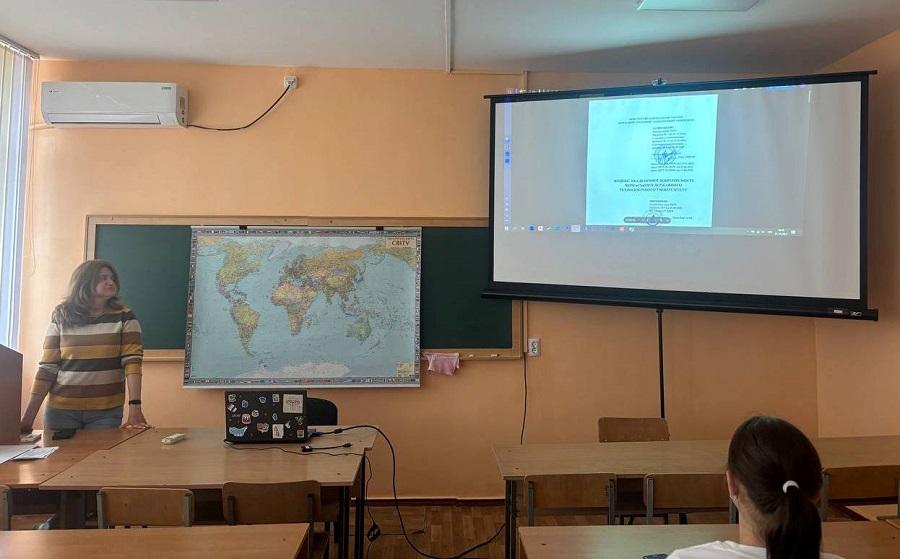 Студенти кафедри туризму та готельно-ресторанної справи ЧДТУ долучилися до наукового семінару з питань академічної доброчесності