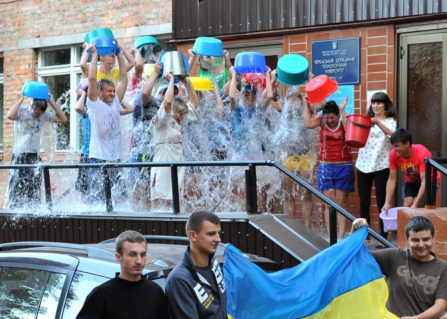 Як у гуртожитку №4 ЧДТУ в Ice Bucket Challenge відзначились