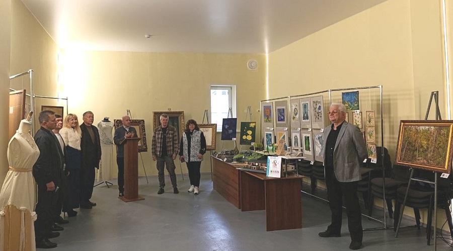 У ЧДТУ виставкою робіт дизайнерів до Дня художника відкрили конференцхол