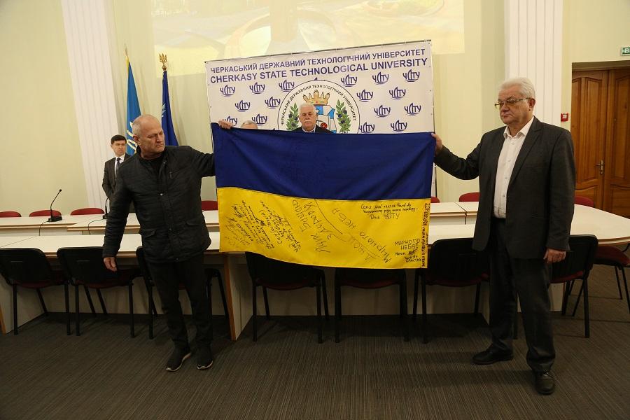 ЧДТУ отримав прапор України від бійців 123 бригади ЗСУ