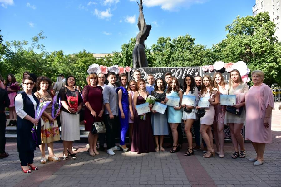 У родинному колі ЧДТУ вручили дипломи випускникам 2019 року