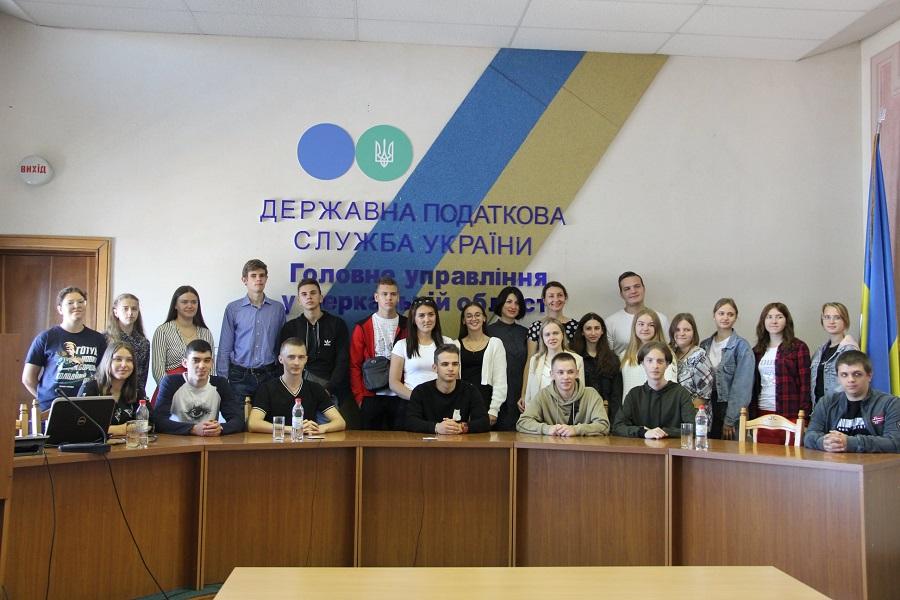Фінансисти ЧДТУ відвідали «Ярмарок вакансій» у Головному управлінні державної податкової служби області