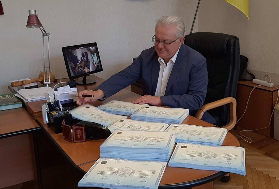 Ректор ЧДТУ Олег Григор розпочав підписувати дипломи випускникам 2020