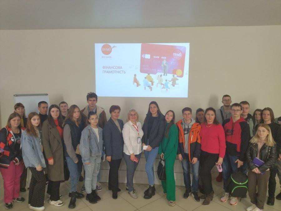 Студенти факультету економіки та управління ЧДТУ зустрілися із стейкхолдером та дізналися про заощадження у воєнний час