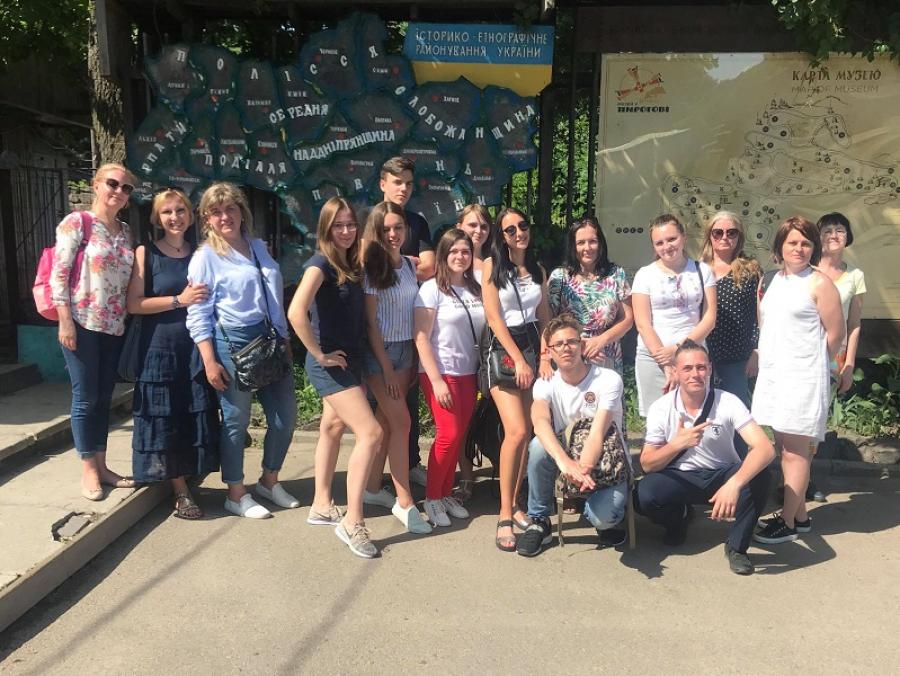Студенти та викладачі ЧДТУ влаштували виїзний семінар у музеї народної архітектури та побуту України