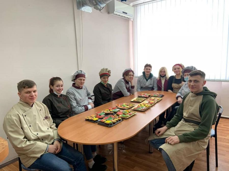 Студенти спеціальності «Готельно-ресторанна справа» ЧДТУ долучилися до поздоровлень жінок, які стоять на варті миру, зі святом весни і краси
