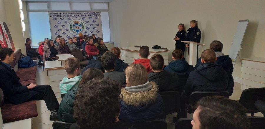У ЧДТУ представники Патрульної поліції провели профілактично-просвітницьку лекцію