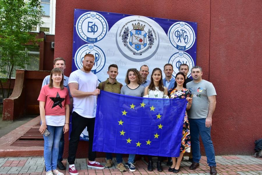 Інформаційний центр ЄС при ЧДТУ вітає Представництво ЄС в Україні з 30-ою річницею діяльності в Україні