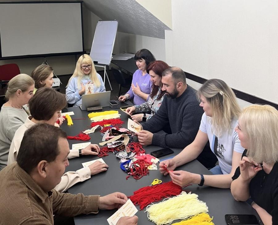 &laquo;Дизайн емоцій&raquo;: у межах виїзної конференції графічні дизайнерки ЧДТУ провели арттерапевтичний майстерклас &laquo;Оберіг у серці&raquo;