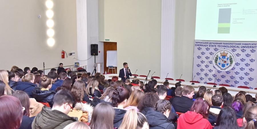 Студенти ЧДТУ зустрілися із експертом Національного банку України