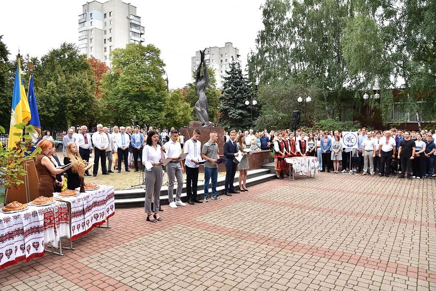 Першокурсники ЧДТУ урочисто склали присягу студента  з нагоди початку нового навчального року