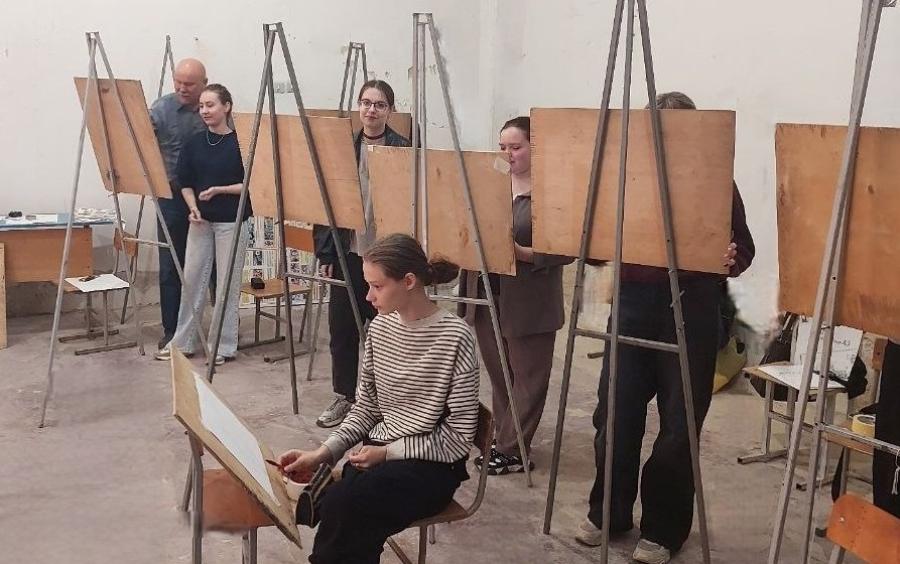 Студенти освітніх програм &laquo;Графічний дизайн&raquo; і &laquo;Дизайн одягу та стилю&raquo; ЧДТУ продовжують опановувати професійні компетентності та художні дисципліни під час повітряних тривог