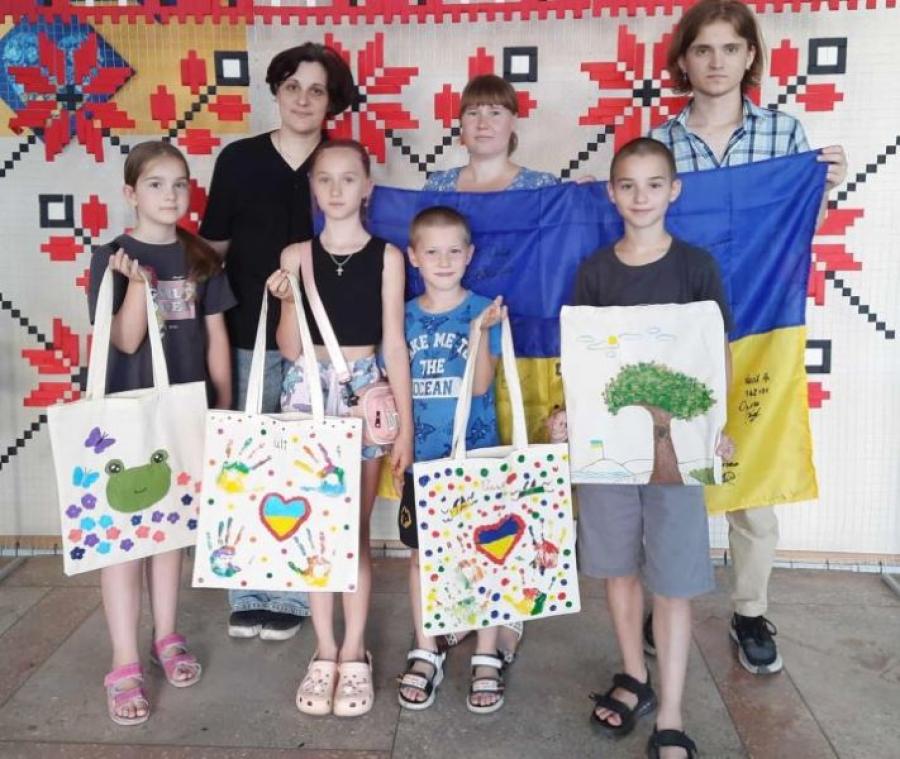 Викладачка кафедри графічного дизайну, моди та стилю ЧДТУ Олена Галицька провела майстер-клас із розпису екошоперів