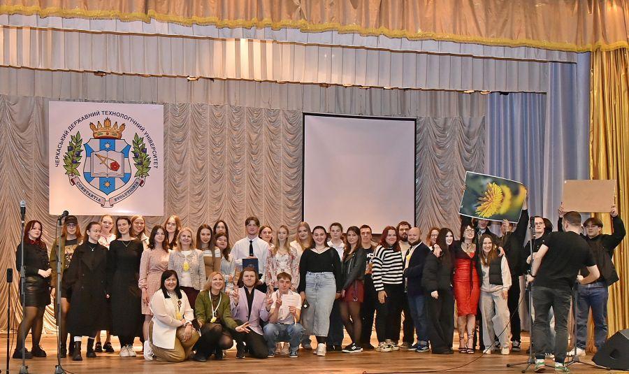 У ЧДТУ до Дня факультету гуманітарних технологій влаштували благодійний ярмарок із концертною програмою