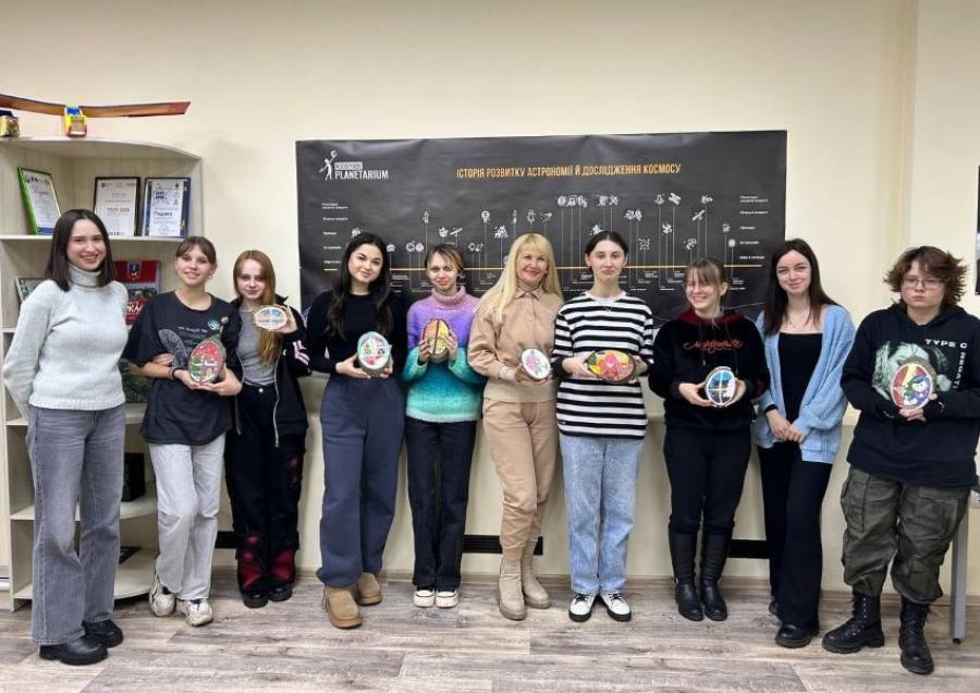 Кафедра графічного дизайну, моди та стилю ЧДТУ провела майстерклас із вивчення можливостей техніки малювання акриловими фарбами