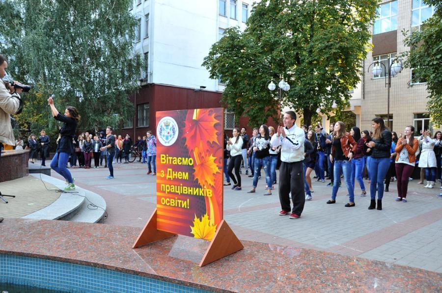 1 жовтня 2015. В Черкаському технологічному танцювали сальсу.