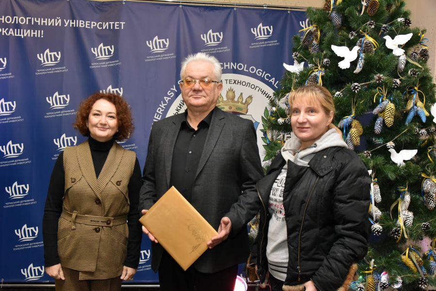 У ЧДТУ очільниця інформаційного агентства «Нова Доба» Тетяна Очеретяна відзначила представників колективу університету за волонтерство під час російсько-української війни