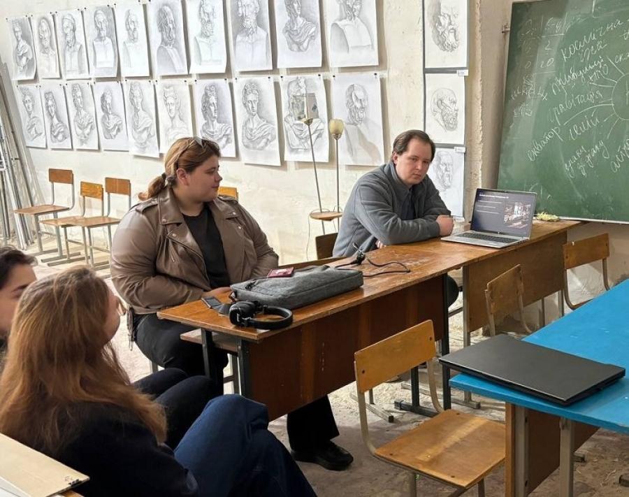 На перетині дизайну й технологій: в укритті ЧДТУ провели гостьову лекцію та практичне заняття для графічних дизайнерів