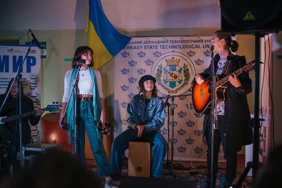 У ЧДТУ студентський гурт «Жарти в сторону» влаштував благодійний концерт на підтримку ЗСУ