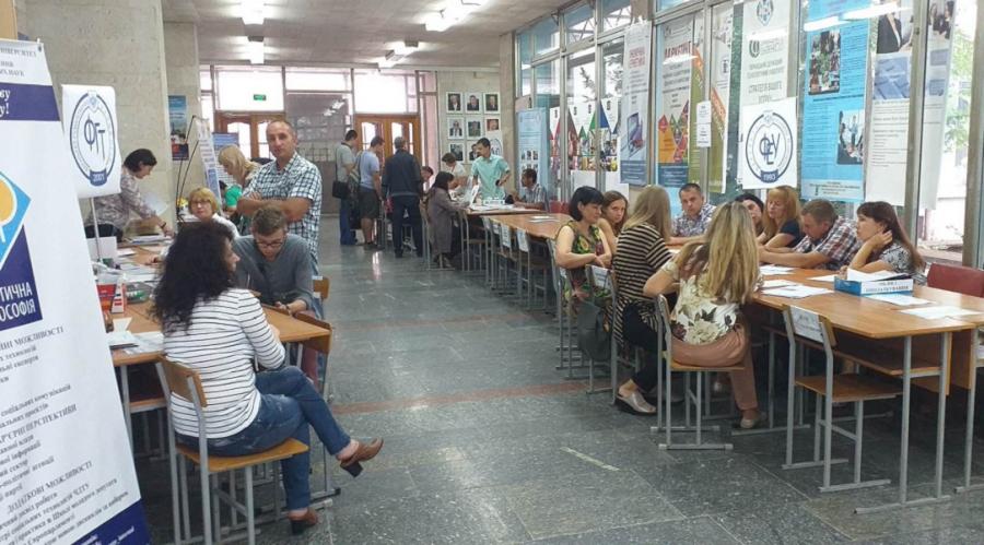 У ЧДТУ приймають оригінали документів від вступників