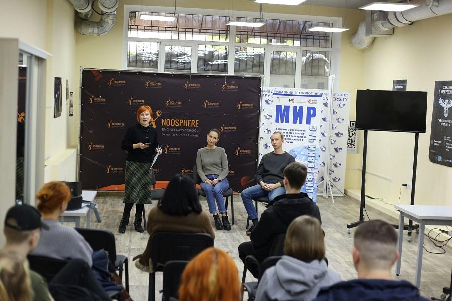 У ЧДТУ під час блог-кафе шукали нові сенси українського мистецтва в умовах війни