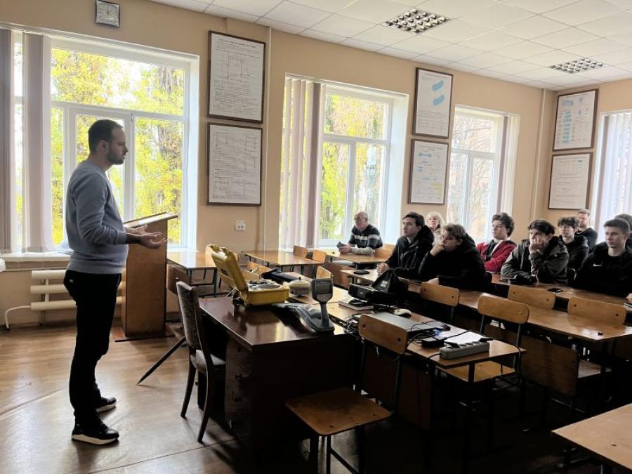 Сучасні технології у дії: випускники кафедри геодезії, землеустрою, будівельних конструкцій та безпеки життєдіяльності ЧДТУ провели майстерклас для студентської молоді