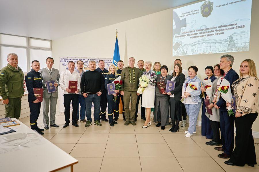 У ЧДТУ напередодні Дня науки в Україні начальник Черкаської ОВА та голова Черкаської облради вручили нагороди науковцям Черкащини