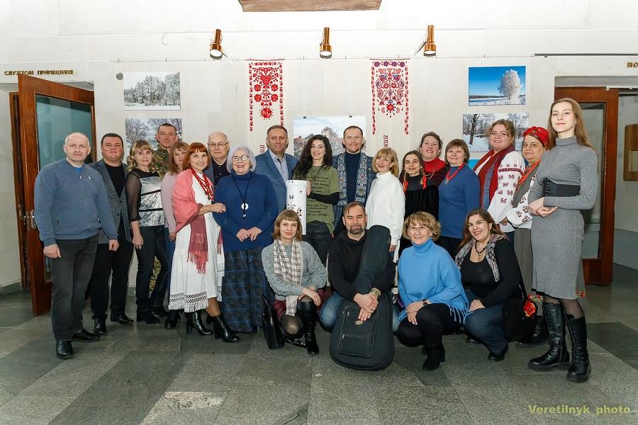 Делегація ЧДТУ долучилася до патріотичного заходу «Малюємо Перемогу… Сила рушникового «Дерева життя»