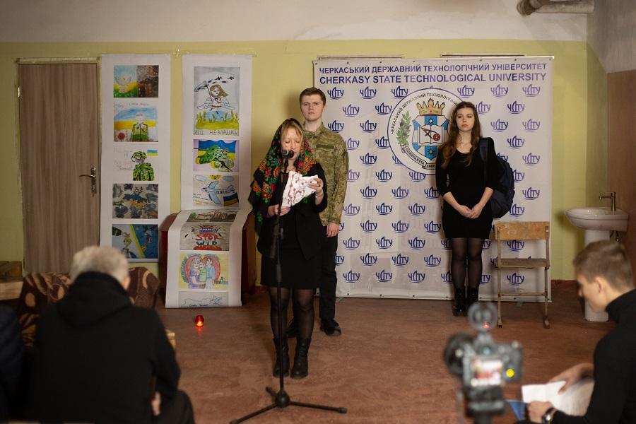 До річниці повномасштабного вторгнення росії на територію України Театральна студія ЧДТУ представила літературно-музичну композицію «Я – Україна, моє ймення – Свобода!»
