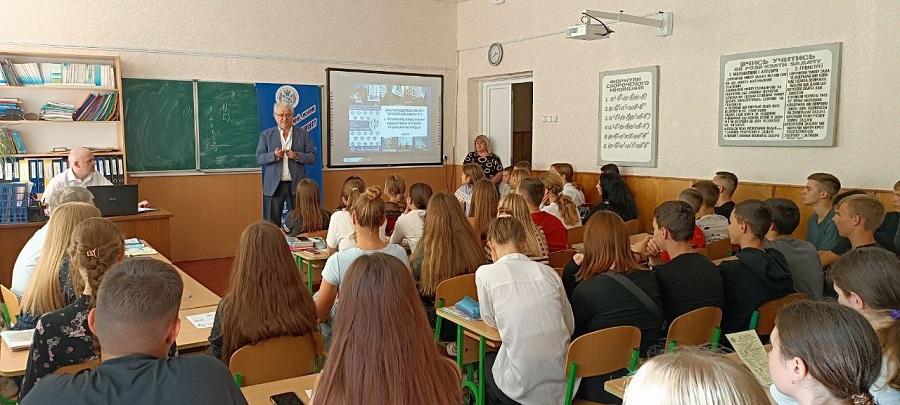 Ректор ЧДТУ Олег Григор поспілкувався з випускниками Сагунівської школи