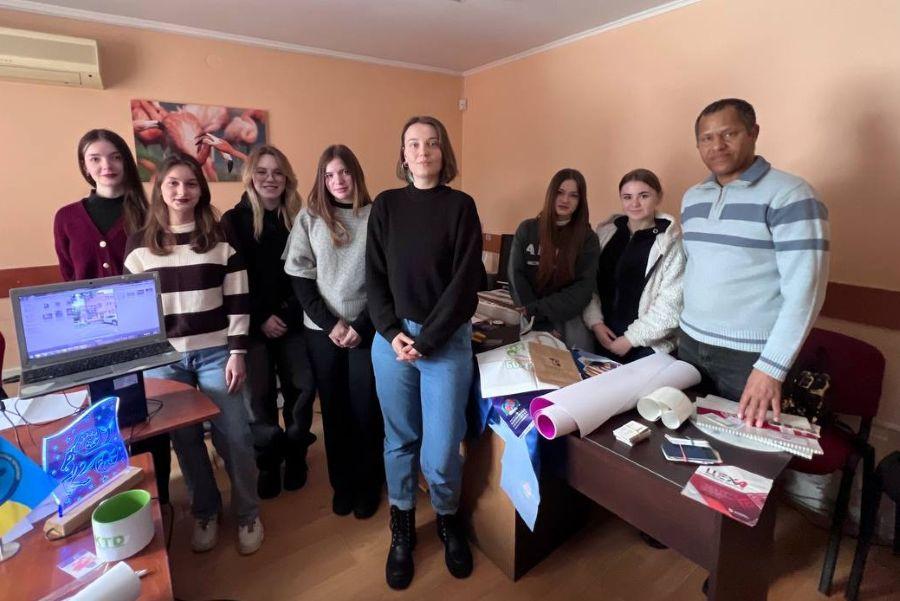 Першокурсники кафедри дизайну ЧДТУ проходять навчально-ознайомчу практику на базі рекламної групи &laquo;Фламінго&raquo;