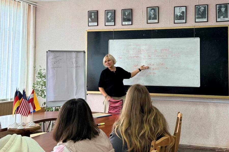Від дизайн-ідеї до міжнародної комунікації: магістранти ЧДТУ опановують професійну іноземну мову